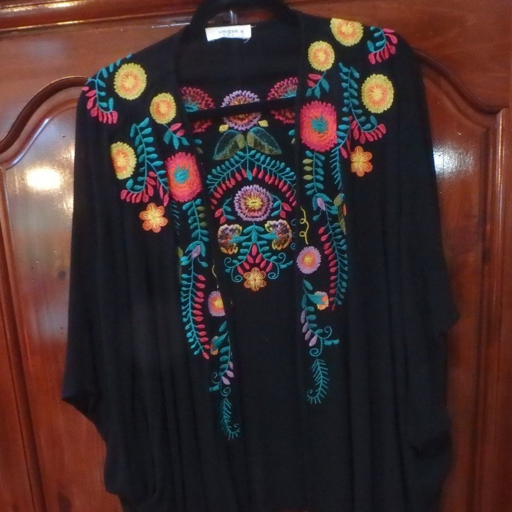 UMGEE USA BLACK FLORAL EMBROIDERED KIMONO SIZE 1X